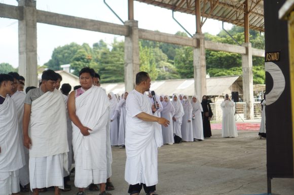 Penuhi Ujian Praktik, Siswa-Siswi SMK DTBS Antusias Ikuti Manasik Haji