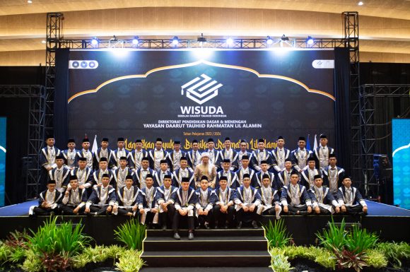 Hadir Pada Acara Wisuda SMK DTBS, Ini Pesan Aa Gym