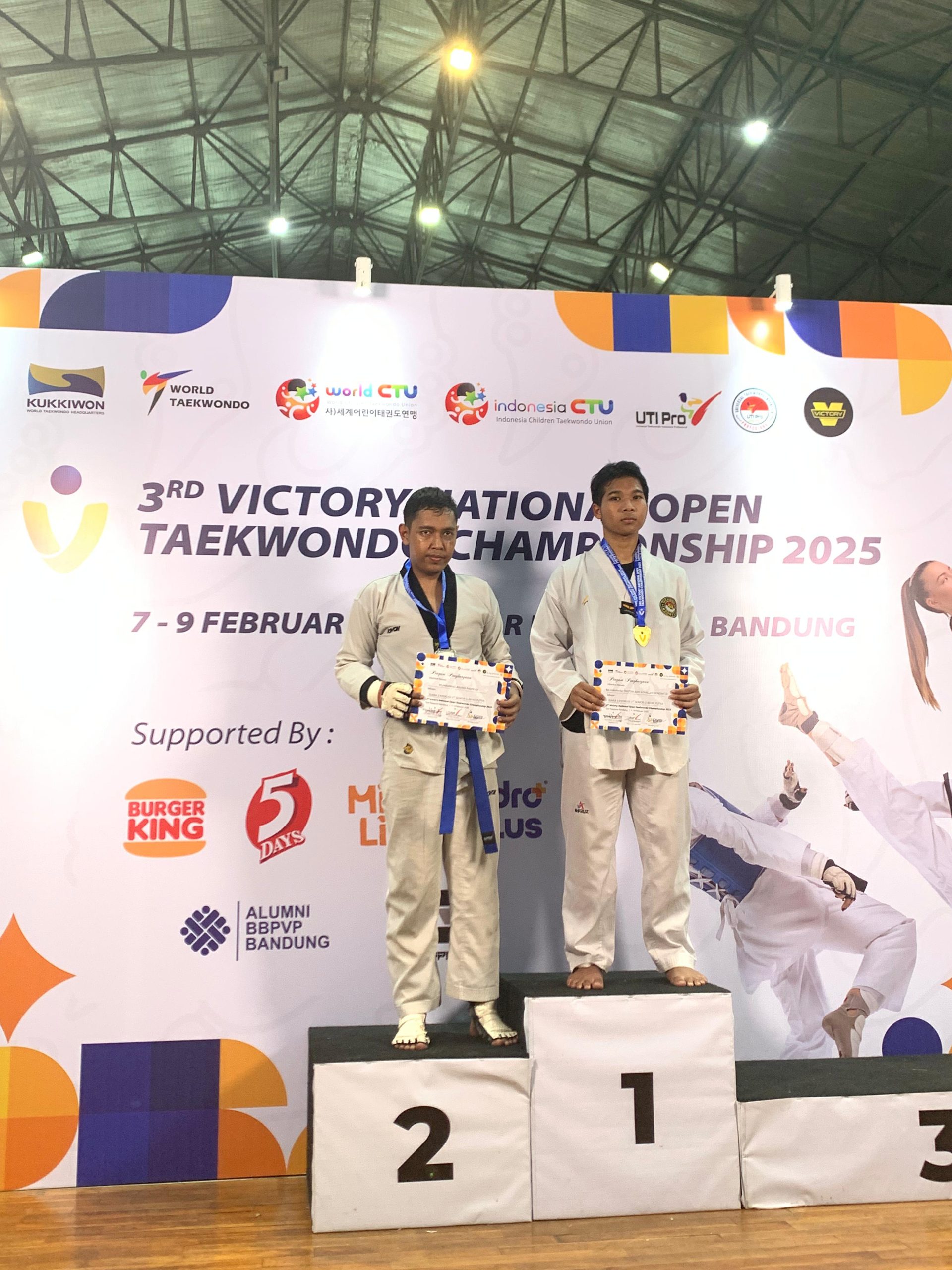 Dua Santri SMK DTBS ini Raih Prestasi Gemilang di Kejurnas Taekwondo 2025